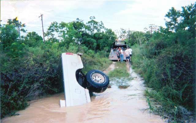 ATRAVESANDO AGUJERO CON 4x4